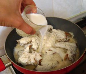 Aripi în lapte și sos de smântână