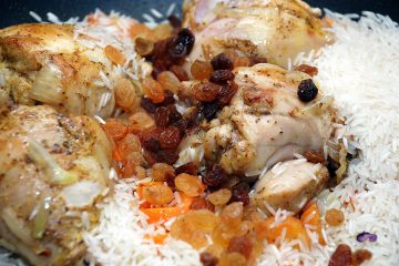 Csirke rizzsel és curry, pörkölt zöldség és mazsolával