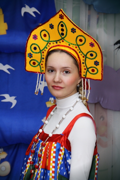 Master-osztály „gyártási kokoshnik számára Lyubava hercegnő egy tündérmese” A repülő hajó „(tanárok) Master-osztály „gyártási kokoshnik számára Lyubava hercegnő egy tündérmese” repülő hajó