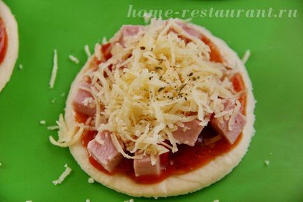 Mini pizza kolbásszal főtt ötlet egy gyermek ünnep - hazai étteremben