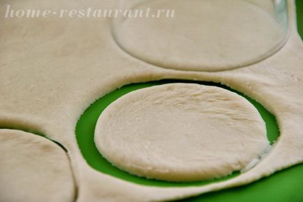 Mini pizza kolbásszal főtt ötlet egy gyermek ünnep - hazai étteremben