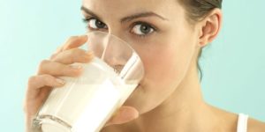 Чи можна пити молока під час і після отруєння харчового