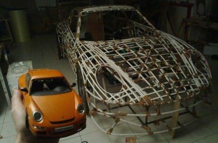 Omul și-a construit propria copie a porschei de tuburi din plastic și carton, umkra