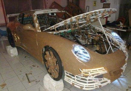 Omul și-a construit propria copie a porschei de tuburi din plastic și carton, umkra