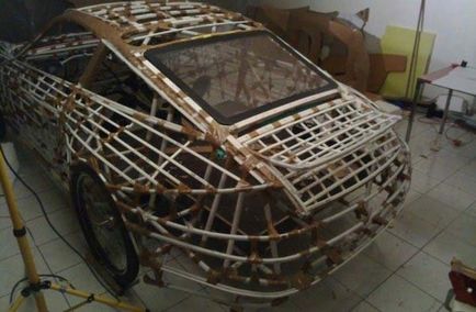 Omul și-a construit propria copie a porschei de tuburi din plastic și carton, umkra