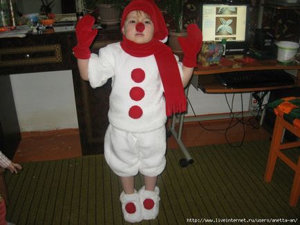 Costum pentru copii de Anul Nou cu un om de zăpadă