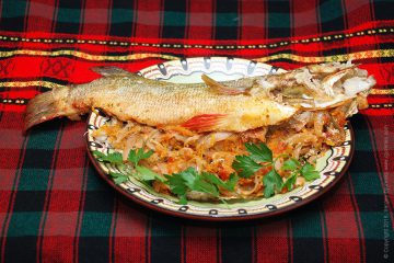 Păstrăv în pește coaptă cu condimente și legume