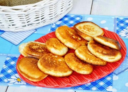 Fritters pe ser sunt delicioase și luxuriante, o rețetă fără ouă, o fotografie de clătite de lapte, pe drojdie ca