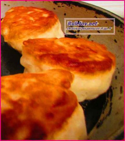 Fritters pe ser sunt produse de patiserie luxuriante și delicioase