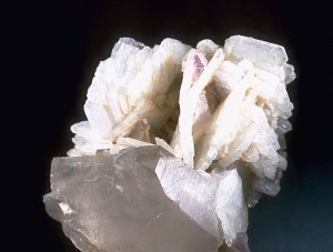 Опис каменю альбіт і магічні властивості мінералу