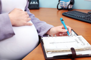 Plata foii de concediu medical pentru caracteristicile sarcinii și nașterii și calculul