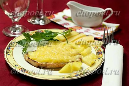 Hússzeleteket ananásszal és sajttal sütőben - a recept egy fotó