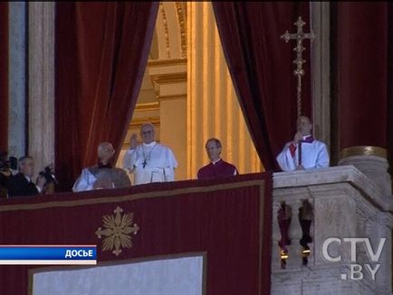 Papa Francis, un an mai târziu, merge într-o mașină bugetară, se află în linie și se numește el