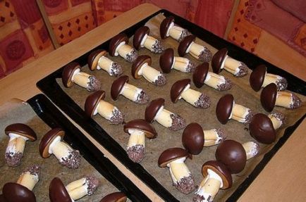 A cookie-k gombát formák nélkül formák, desszertek és sütés (penészgombák) gomba keksz töltjük és anélkül, hogy a formák, desszertek és sütemények