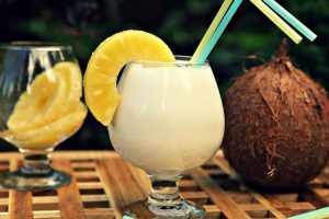 Pina colada - cocktail alcoolic cu lapte de nucă de cocos, rețetă