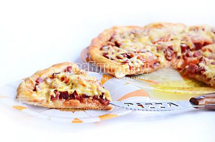 Pizza cu salam, ceapă și roșii, o rețetă cu o fotografie, toate felurile de mâncare