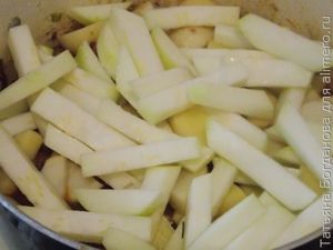 Рагу з кабачків картоплі і курячої печінки