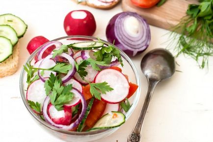 Rețete de primăvară ușoară și salate de vară la domiciliu