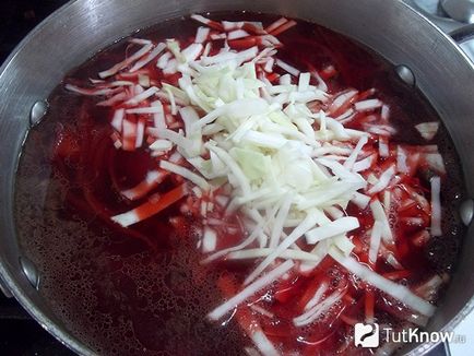 Reteta pentru borscht rosu pe carne de porc si bacon cu o fotografie