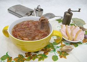 Reteta pentru borscht rosu pe carne de porc si bacon cu o fotografie