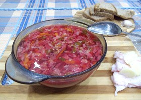Reteta pentru borscht rosu pe carne de porc si bacon cu o fotografie
