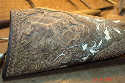 Sculptură în lemn pe fundul unei puști de vânătoare