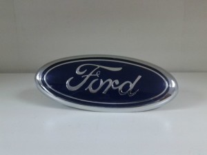 Távolítsuk el az első és a hátsó emblémát a Ford Focus 2