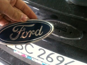 Távolítsuk el az első és a hátsó emblémát a Ford Focus 2