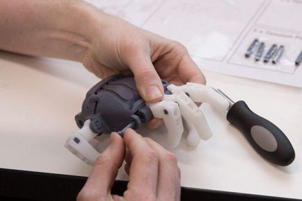 Creatorii mâinii tipărite pe imprimantă 3d a protezei au fost inspirați de proiectul din 1845