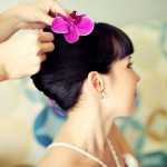 Весільна зачіска з живою квіткою - фотографії і майстер клас