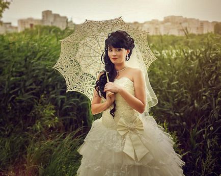 Accesorii de nunta - umbrele de dantelă de diferite culori și un ventilator de închiriat într-o nuntă de epocă de nuntă