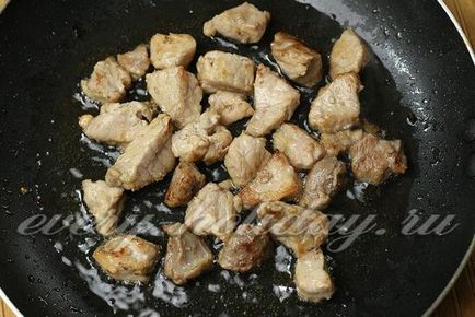Carne de porc în vase cu cartofi și dovleac
