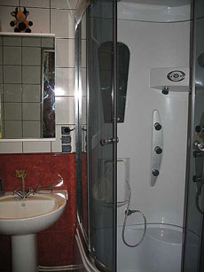 Un duș curge, ce să faci, dacă cabina este supărată, cum să sigilezi cabina de duș