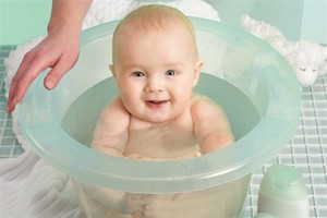 Температура води для купання новонароджених якою вона має бути