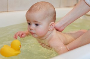Температура води для купання новонароджених якою вона має бути