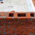 Tehnologia de reparare a zidăriei de pereți în locuri separate, de auto-restaurare