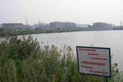 Rezervor Tuymazinskoye la confluența Nugush și mici râuri Nugush între satele din Sardyk inferior,