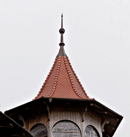 Decoratiuni pe acoperiș - vânturi și spire (arată direcția vântului) Decoratiuni de acoperis - vetre si tocuri