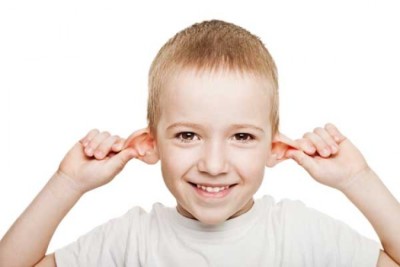 У дитини опухло вухо і почервоніло чому, причини і що робити