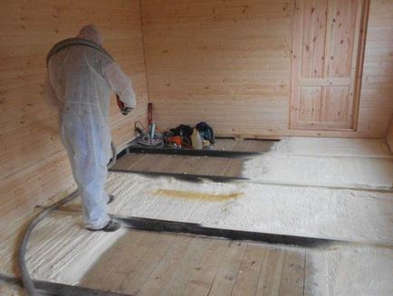 Încălzirea podelei într-o casă din lemn de jos cu penofol, un izolator