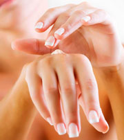 Догляд за сухою шкірою рук в домашніх умовах