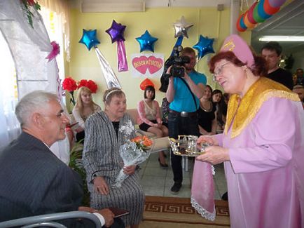 O nunta neobisnuita a avut loc in casa de ingrijire pentru mirele 66, mireasa 93 - societate