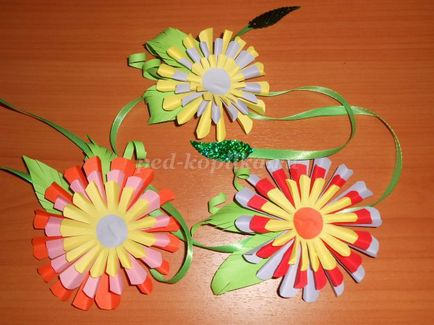 Весняна карусель з квітів для оформлення дитячого саду своїми руками