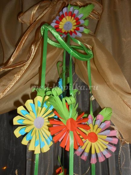 Весняна карусель з квітів для оформлення дитячого саду своїми руками
