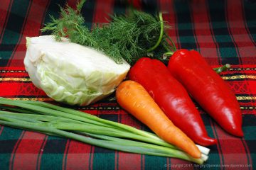 Vitamin saláta fiatal zöldségek, fűszernövények és sült paprikával