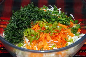 Vitamin saláta fiatal zöldségek, fűszernövények és sült paprikával