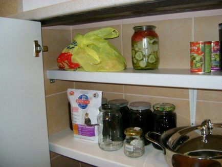 Hűtőszekrény az ablak alatt a konyhában, hogyan kell elrejteni a kezüket, útmutató, fotók és -uroki - egy könnyű dolog