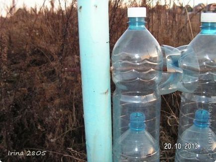 A kerítés műanyag palackok, ország művészek