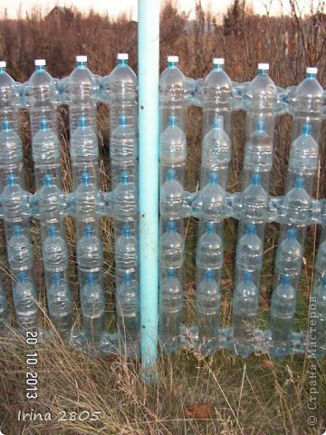 Gard din sticle de plastic, țară de maeștri