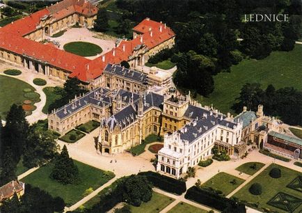 Castelul ghețar înconjurat de trei țări europene